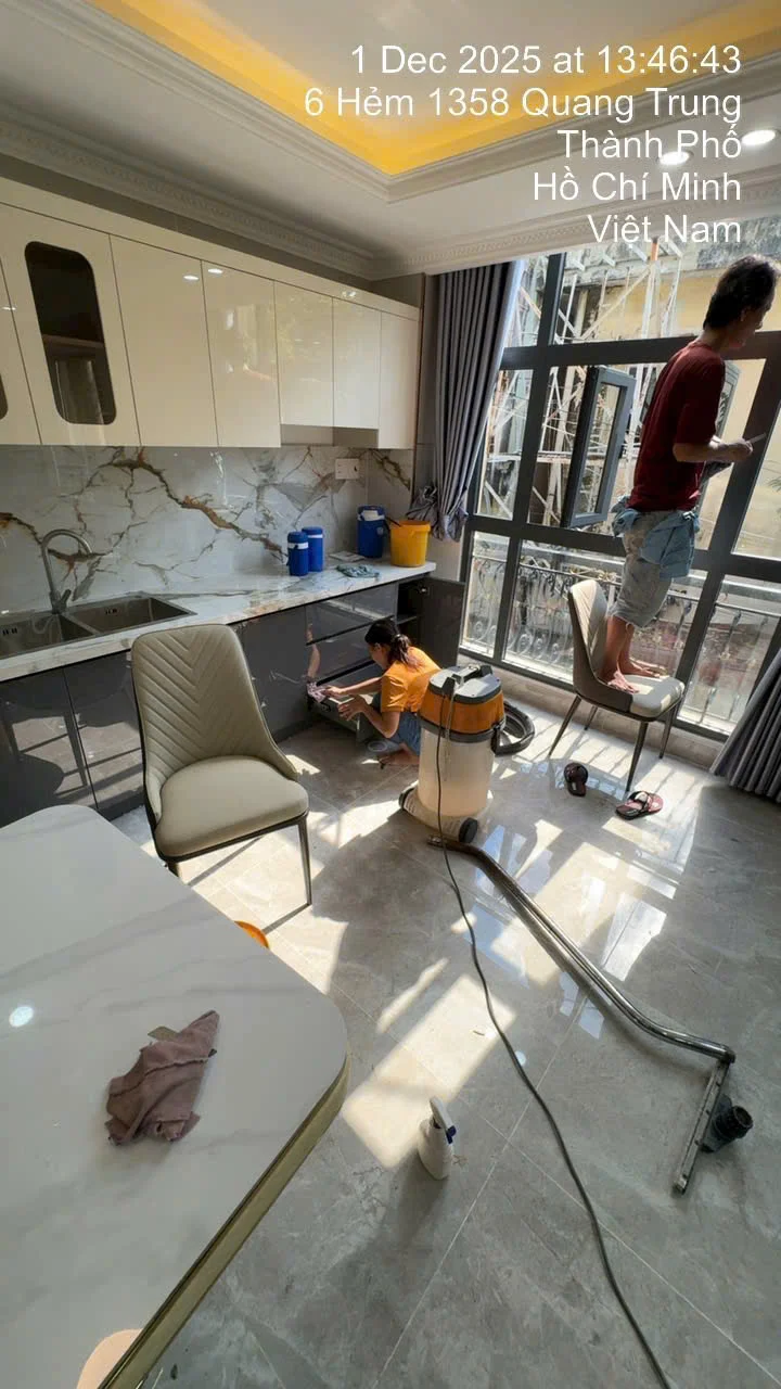 Đội ngũ kỹ thuật viên Tino làm việc đồng bộ tại công trình